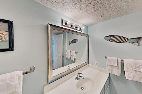 Paradise Resort Condo - Oceanfront Pool & Balcony condo - image 7