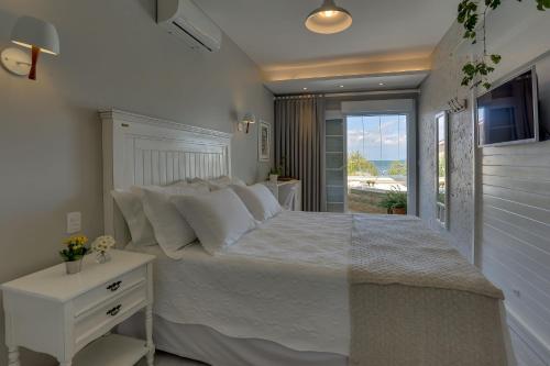 Deluxe Triple Room with Sea View image 8