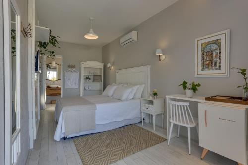 Deluxe Triple Room with Sea View image 10