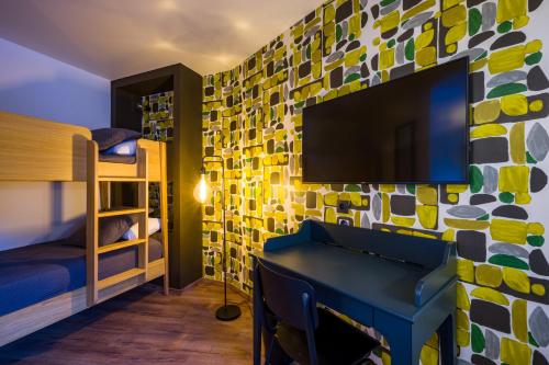 1 twin bed, 4 bunk beds