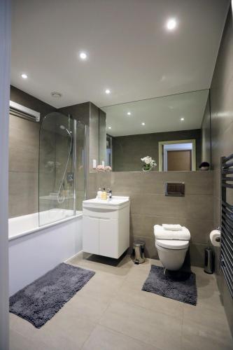 FW Haute Apartments at Queensbury - image 8