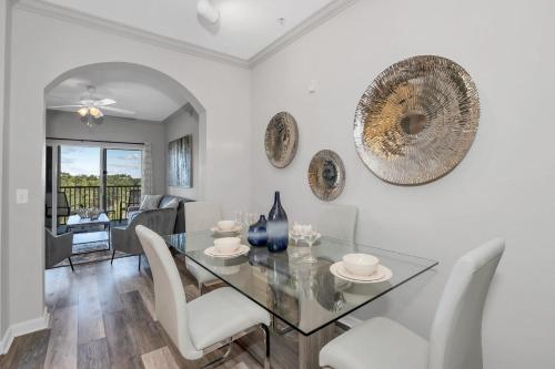 Near Disney - Stunning 3BR - Pool and Hot Tub! - image 4