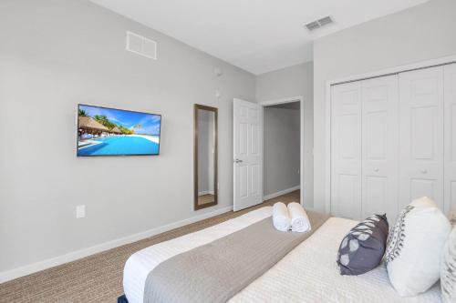 Near Disney - Stunning 3BR - Pool and Hot Tub!