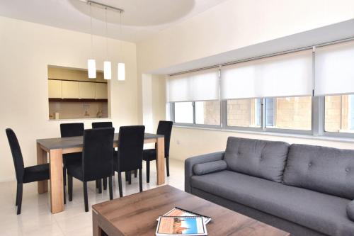 Bright and Spacious 2 Bedroom Apartment with Harbour View - 3
