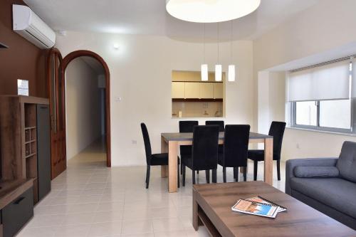 Bright and Spacious 2 Bedroom Apartment with Harbour View - 3