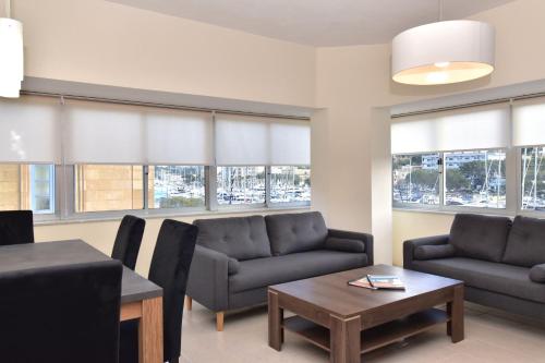 Bright and Spacious 2 Bedroom Apartment with Harbour View - 3