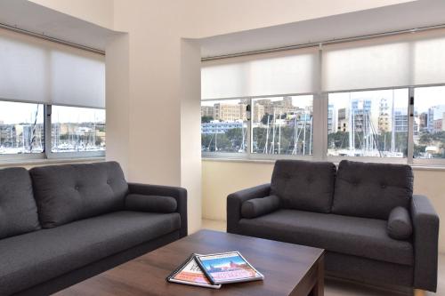 Bright and Spacious 2 Bedroom Apartment with Harbour View - 3