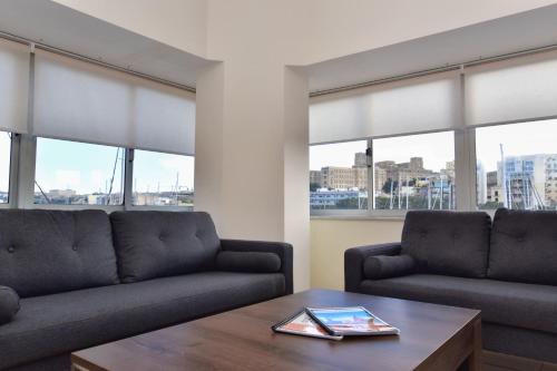 Bright and Spacious 2 Bedroom Apartment with Harbour View - 3