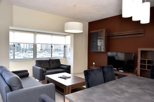 Bright and Spacious 2 Bedroom Apartment with Harbour View - 3