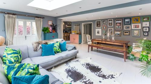 Plum Guide - The Pink Floyd, Tooting, London