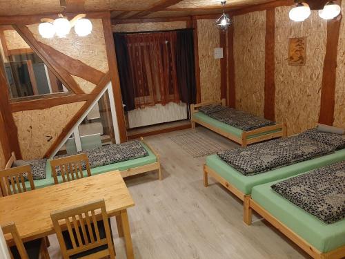 4 twin beds