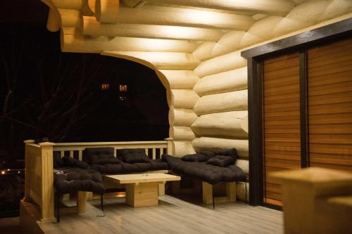 Szauna, Adele in Mezhyhirya