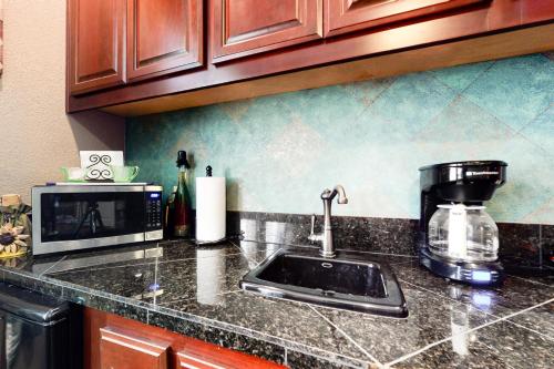 Murphys Big Bear Lodge Getaway Suite - image 4