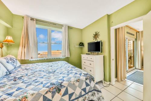 Jax Beach OceanFront Getaway - image 8
