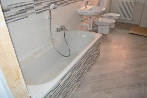 Parravicini Red Flower apartment 3