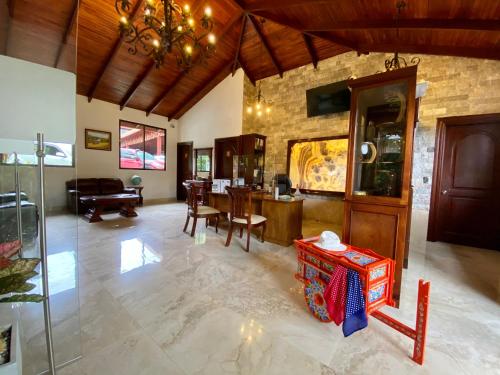 לובי, Paradise Hot Springs - Thermal Water & Volcano Views in לה פורטונה