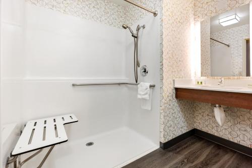 King Room - Hearing Accessible - Roll-in Shower