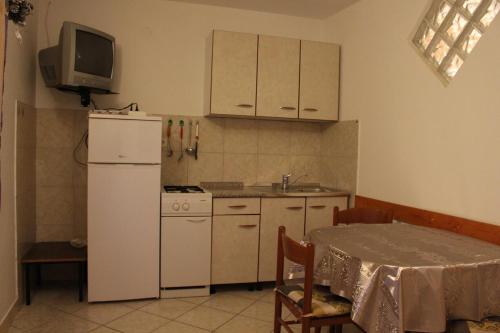 One-Bedroom Apartment image 2