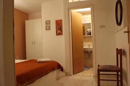 One-Bedroom Apartment image 3