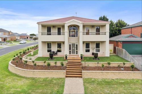 Priceless Stunning House on Perfect Lake Frontage