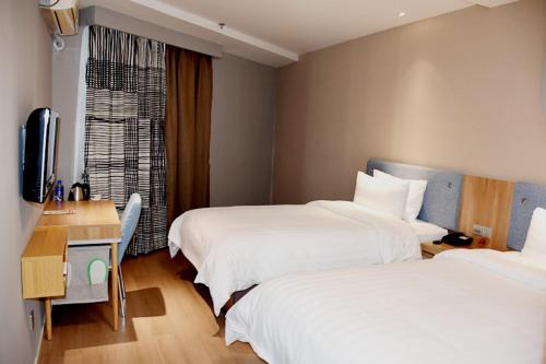 Motel Nanjiang Univeristy Guangzhou Road Set in a prime location of Nanjing, Motel Nanjiang Univeristy Guangzhou Road puts everything the city has to offer just outside your doorstep. Offering a variety of facilities and services, the proper