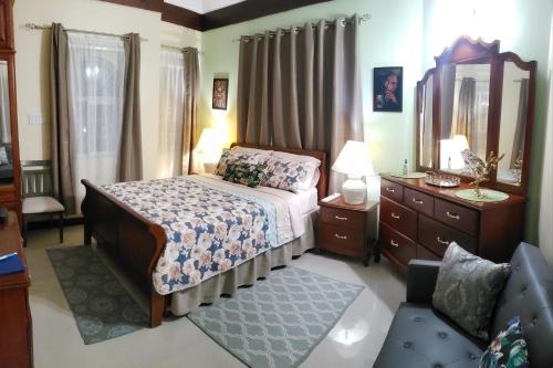 Irie HideAway - Private Studio in Gated Community --Caribbean Estates, Portmore