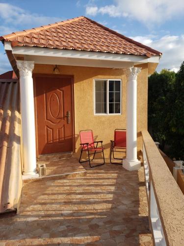 Irie HideAway - Private Studio in Gated Community --Caribbean Estates, Portmore