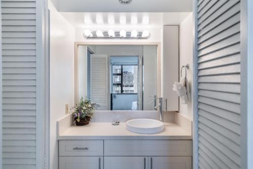 Light & Airy Waikiki Condo with Private Lanai home - image 34