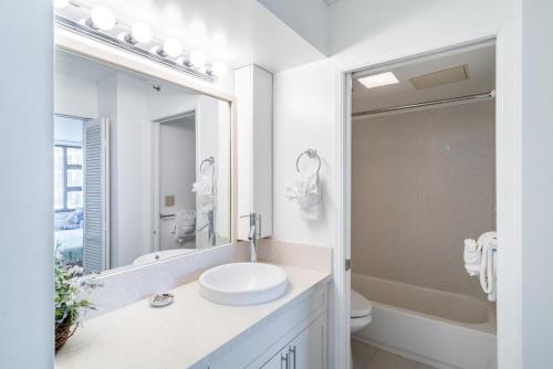 Light & Airy Waikiki Condo with Private Lanai home - image 3