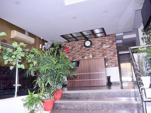 Hotel Flora Inn - 출입구