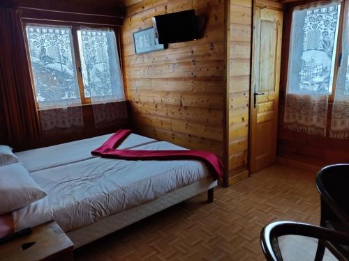 Twin Room with Shower image 4