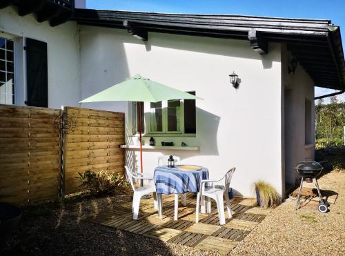 Cosy T2 de 25 m². 5 mn à pied du centre . Au calme gîte à louer Cambo-les-Bains