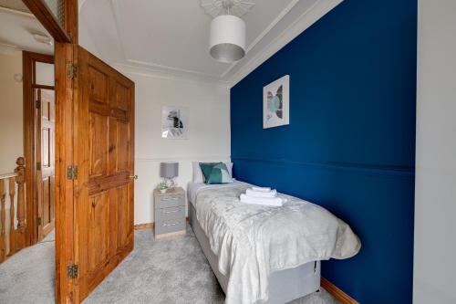 Cosy Contractor & Family House with Free Parking by ComfyWorkers - image 7