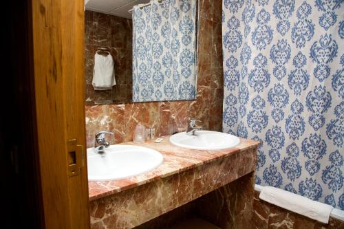 雷纳维多利亚酒店