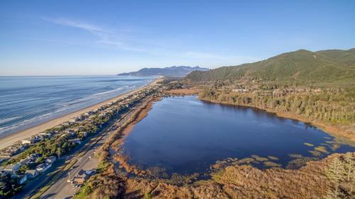 Daras Beach House - Meredith Lodging in Tillamook
