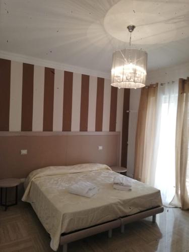 1 queen bed, 2 twin beds, 2 sofa beds