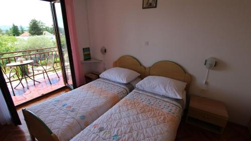 Double Room with Balcony and Sea View image 6