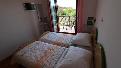 Double Room with Balcony and Sea View image 3