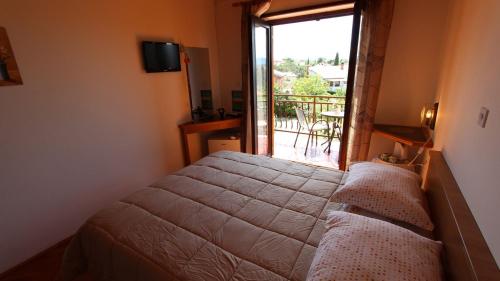 Double Room with Sea View image 4