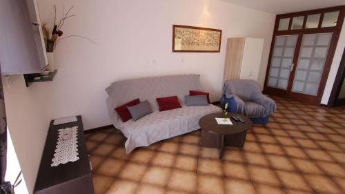 One-Bedroom Apartment image 6