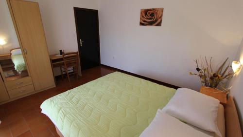 One-Bedroom Apartment image 4