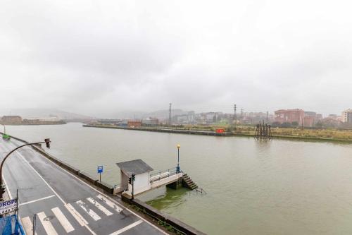 Apartamento KUIA con vistas frontales a la Ría de Bilbao cerca del metro