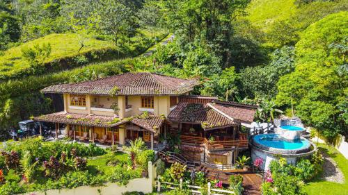 Majestic Lodge Luxury and Spacious Home with Private Pool and Jacuzzi