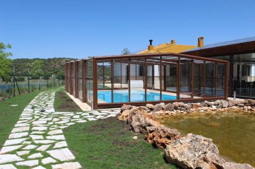 Casas Rurales Laguna La Tinaja in แมนซาราเนส