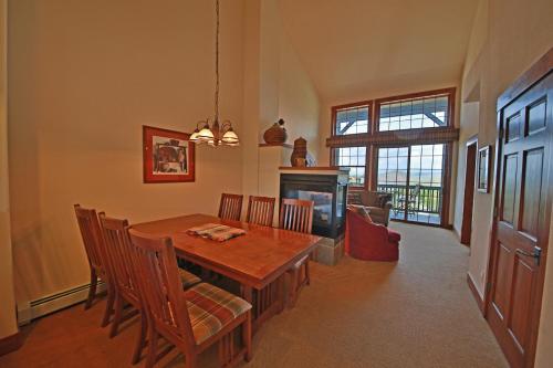 Kicking Horse Lodges 4-302 - image 2