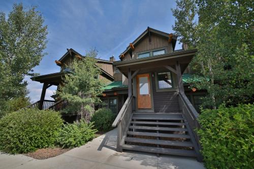 Kicking Horse Lodges 4-302 - image 3