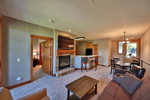 Kicking Horse Lodges 3-202 - image 2