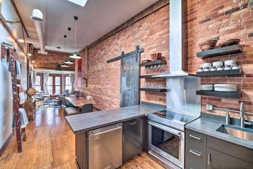 Fort Howard Lodge Modern Escape in Green Bay - image 8