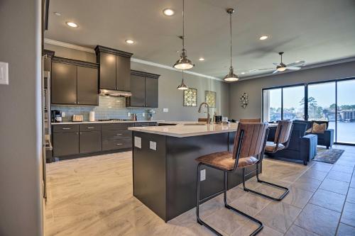 Modern Lake Conroe Escape w/ Grill & Boat Slip! in Montgomery (TX)