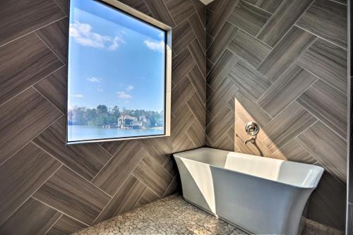 Modern Lake Conroe Escape w/ Grill & Boat Slip! in Montgomery (TX)
